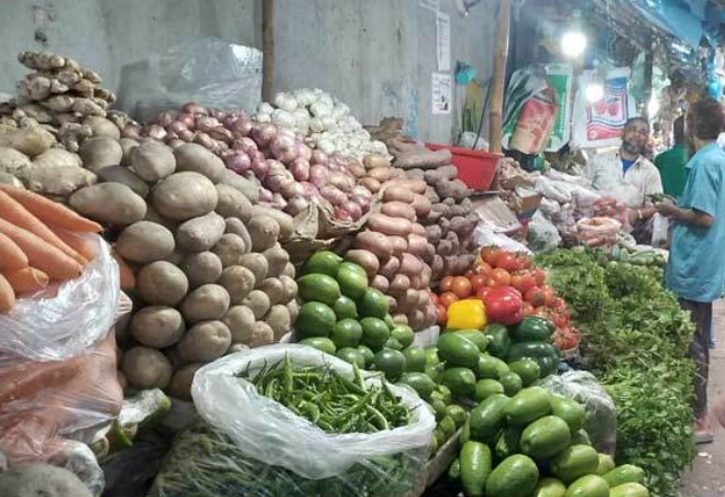 কমেছে পেঁয়াজ ডিমের দাম, বেড়েছে আলুর